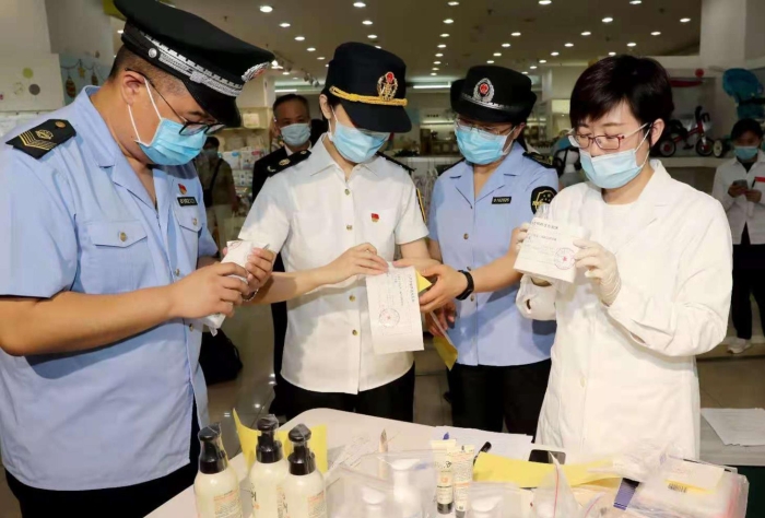 图为东城区市场监管局执法人员在王府井大街的新中国儿童商品城，对儿童化妆品开展检查。