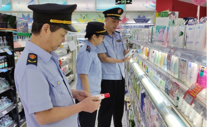 图为该局工作人员在一家超市现场检查儿童化妆品。