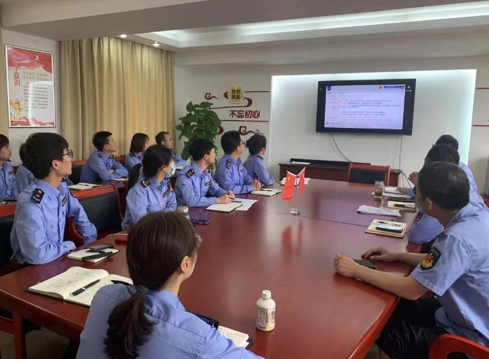 图为上海市药监局化妆品监管人员在观看培训直播，学习相关知识。