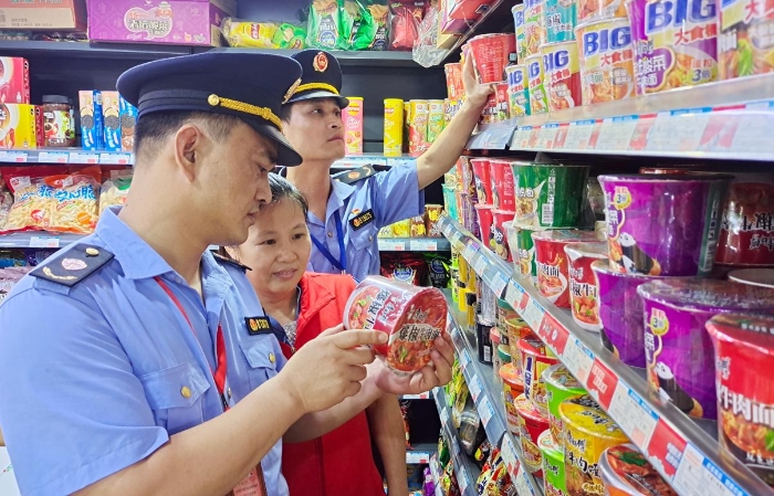 图为6月2日该局执法人员正在一高考考点周边超市检查食品。