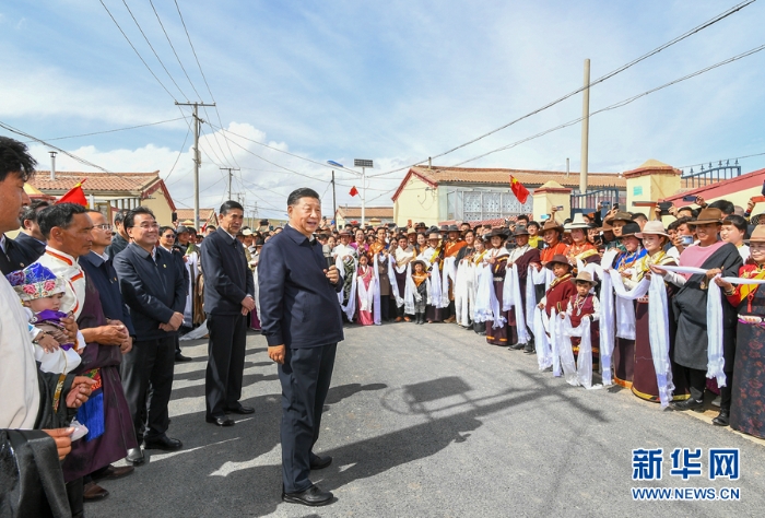 6月7日至9日，中共中央总书记、国家主席、中央军委主席习近平在青海考察。这是8日下午，习近平在海北藏族自治州刚察县沙柳河镇果洛藏贡麻村考察时，同村民们亲切交流。新华社记者 谢环驰 摄