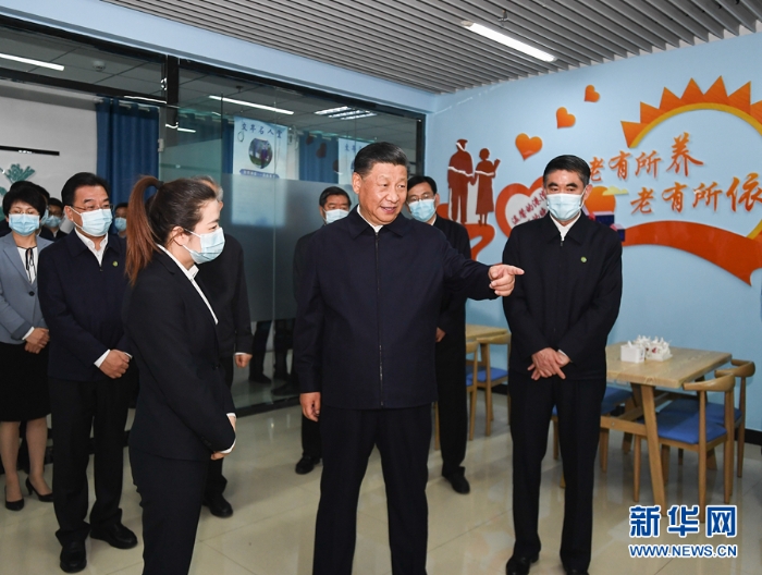 6月7日至9日，中共中央总书记、国家主席、中央军委主席习近平在青海考察。这是7日下午，习近平在西宁市城西区文汇路街道文亭巷社区幸福食堂，了解社区向老年人提供餐饮服务情况。新华社记者 燕雁 摄