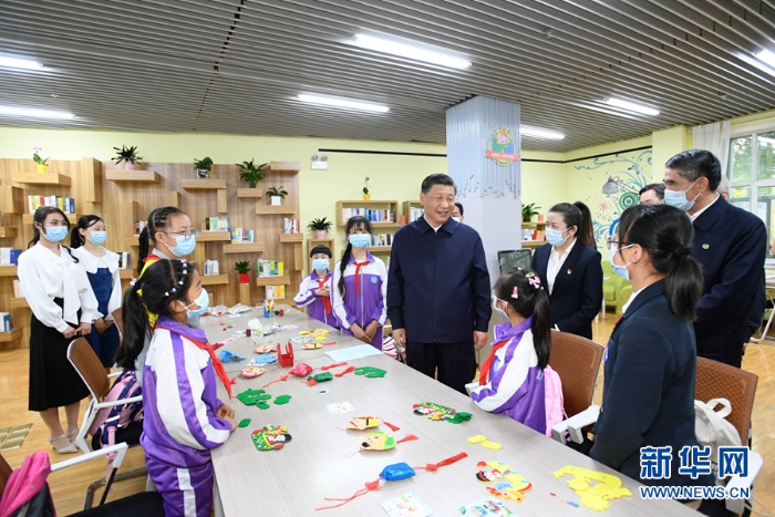 6月7日至9日，中共中央总书记、国家主席、中央军委主席习近平在青海考察。这是7日下午，习近平在西宁市城西区文汇路街道文亭巷社区阅览室，了解社区向青少年提供公益性课后托管服务情况。新华社记者 李学仁 摄