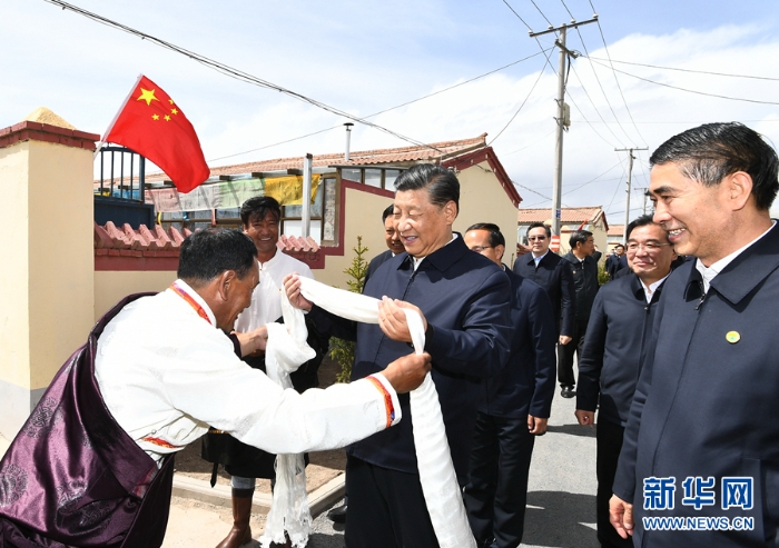 6月7日至9日，中共中央总书记、国家主席、中央军委主席习近平在青海考察。这是8日下午，习近平在海北藏族自治州刚察县沙柳河镇果洛藏贡麻村考察时，藏族牧民索南才让向习近平献上哈达。新华社记者 谢环驰 摄