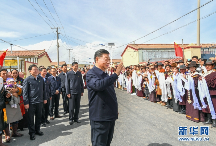 6月7日至9日，中共中央总书记、国家主席、中央军委主席习近平在青海考察。这是8日下午，习近平在海北藏族自治州刚察县沙柳河镇果洛藏贡麻村考察时，向村民们挥手致意。新华社记者 谢环驰 摄