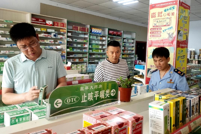 图为该局马武镇市场监管所执法人员在一家药店检查（洪燕摄）
