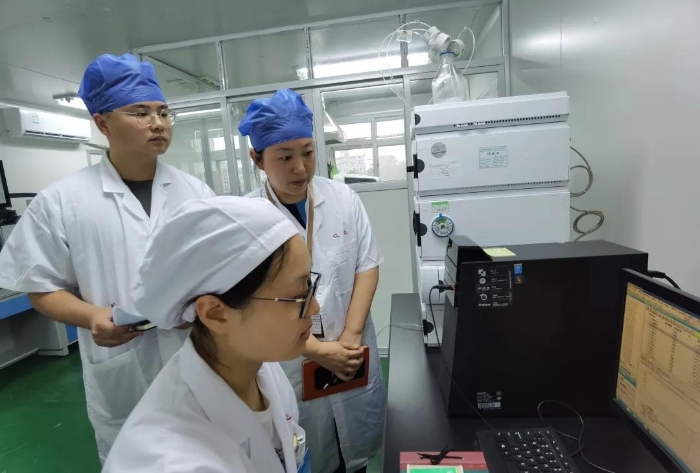 图为赣中药品检查所药品检查员在江西省生物制品所股份有限公司进行GMP日常检查。