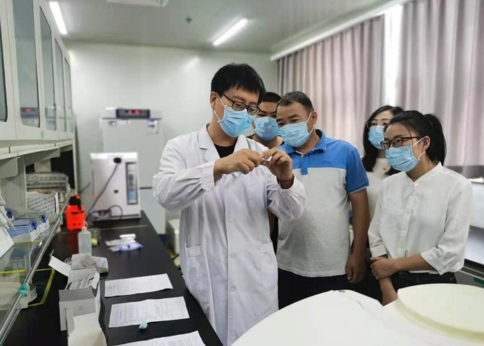 图为北京昌平居民代表参观昌平区食品药品安全监控中心。