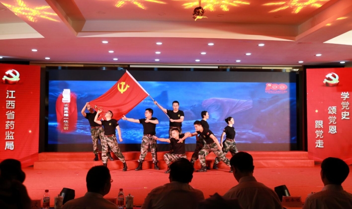 图为省药监局工作人员表演歌伴舞《红心向党》