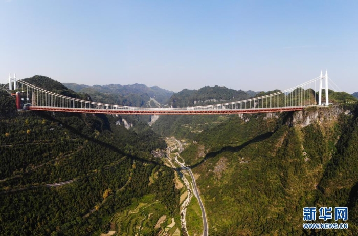 湖南湘西矮寨特大悬索桥（2019年10月1日摄，无人机照片）。新华社记者 陈思汗 摄