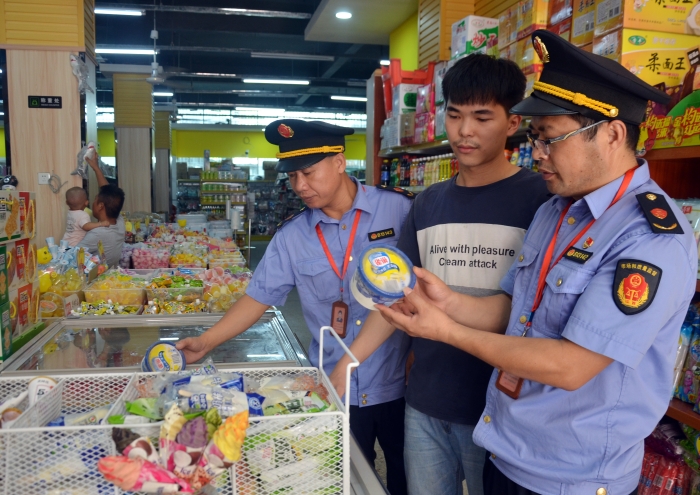 图为7月13日该局执法人员正在一家冷饮店检查冷饮产品。