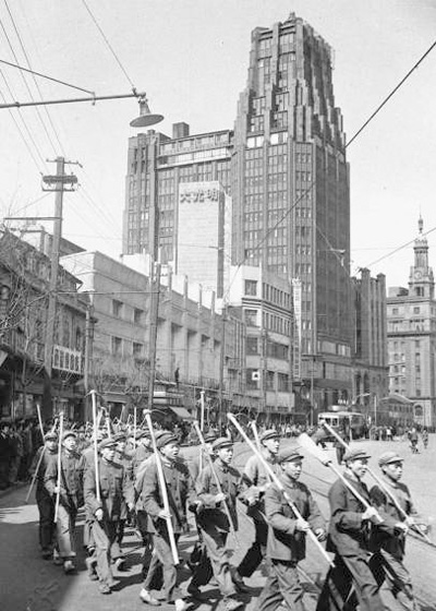“南京路上好八连”的战士们参加劳动归来。