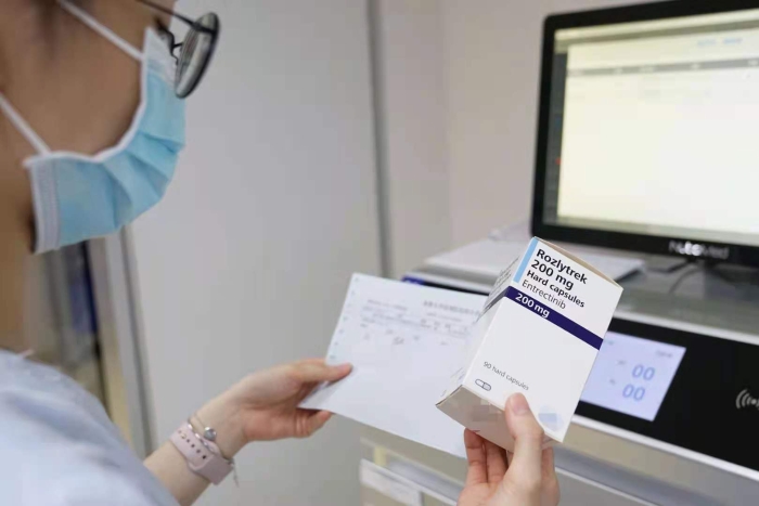 图为港大深圳医院工作人员核对药品信息