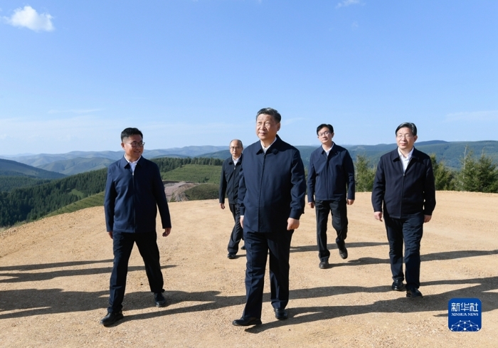 8月23日至24日，中共中央总书记、国家主席、中央军委主席习近平在河北省承德市考察。这是23日下午，习近平在塞罕坝机械林场月亮山考察。新华社记者 李学仁 摄