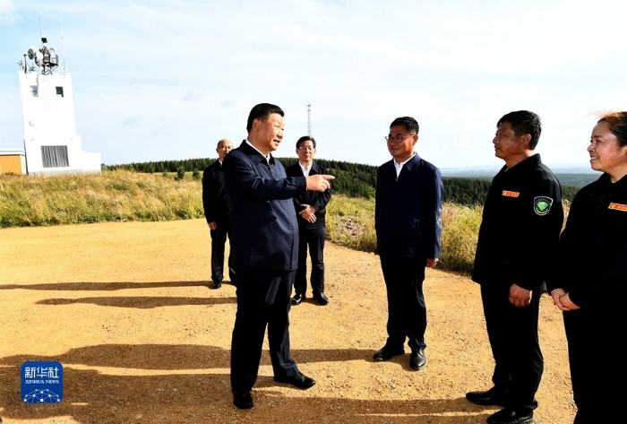 8月23日至24日，中共中央总书记、国家主席、中央军委主席习近平在河北省承德市考察。这是23日下午，习近平在塞罕坝机械林场月亮山考察时，亲切看望护林员刘军、王娟夫妇。新华社记者 谢环驰 摄1