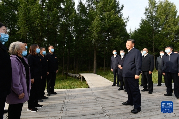 8月23日至24日，中共中央总书记、国家主席、中央军委主席习近平在河北省承德市考察。这是23日下午，习近平在塞罕坝机械林场尚海纪念林考察时，同林场职工代表亲切交流。新华社记者 李学仁 摄