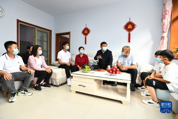 8月23日至24日，中共中央总书记、国家主席、中央军委主席习近平在河北省承德市考察。这是24日下午，习近平在双滦区偏桥子镇大贵口村同村民霍金一家人亲切交谈。新华社记者 谢环驰 摄