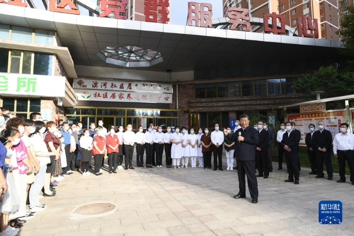 8月23日至24日，中共中央总书记、国家主席、中央军委主席习近平在河北省承德市考察。这是24日下午，习近平在承德市高新区滨河社区考察时，同社区居民亲切交流。新华社记者 李学仁 摄