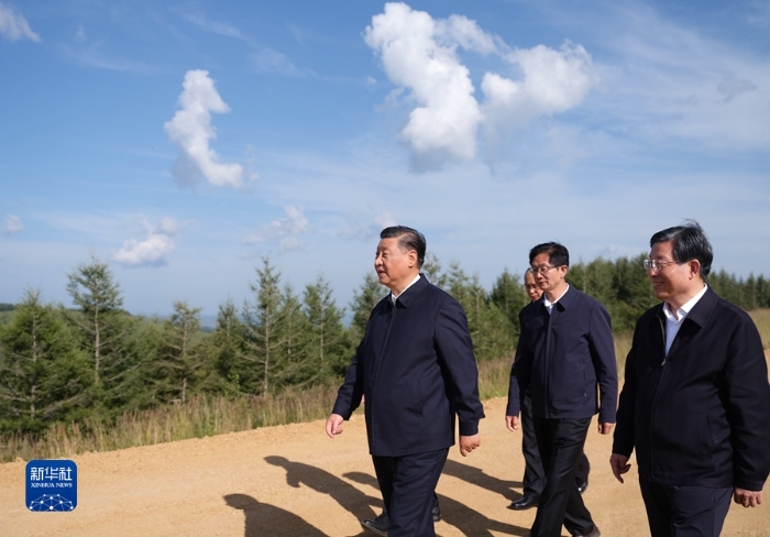 8月23日至24日，中共中央总书记、国家主席、中央军委主席习近平在河北省承德市考察。这是23日下午，习近平在塞罕坝机械林场月亮山考察。新华社记者 李学仁 摄