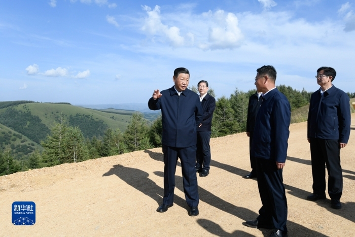 8月23日至24日，中共中央总书记、国家主席、中央军委主席习近平在河北省承德市考察。这是23日下午，习近平在塞罕坝机械林场月亮山考察。新华社记者 李学仁 摄
