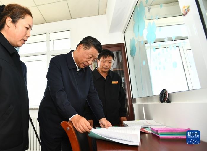 8月23日至24日，中共中央总书记、国家主席、中央军委主席习近平在河北省承德市考察。这是23日下午，习近平在塞罕坝机械林场月亮山考察时，亲切看望护林员刘军、王娟夫妇。新华社记者 谢环驰 摄4