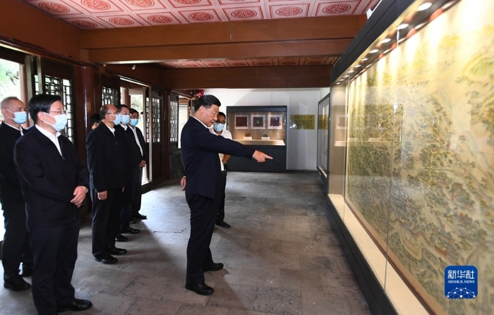 8月23日至24日，中共中央总书记、国家主席、中央军委主席习近平在河北省承德市考察。这是24日上午，习近平在承德避暑山庄考察。新华社记者 谢环驰 摄