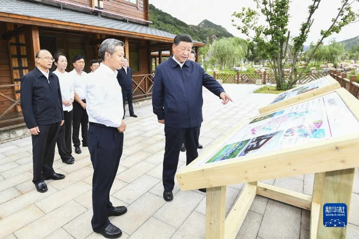 8月23日至24日，中共中央总书记、国家主席、中央军委主席习近平在河北省承德市考察。这是24日下午，习近平在双滦区偏桥子镇大贵口村考察。新华社记者 谢环驰 摄