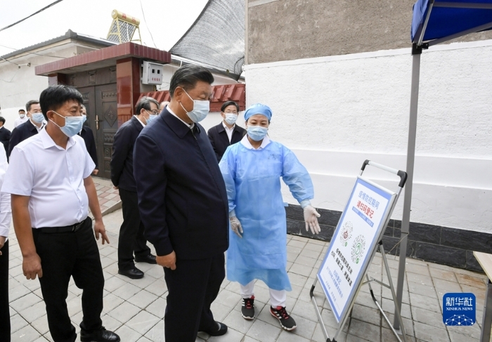8月23日至24日，中共中央总书记、国家主席、中央军委主席习近平在河北省承德市考察。这是24日下午，习近平在双滦区偏桥子镇大贵口村考察，了解改善村民医疗卫生条件、做好常态化疫情防控等情况。新华社记者 李学仁 摄