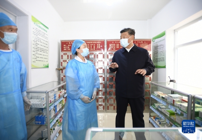 8月23日至24日，中共中央总书记、国家主席、中央军委主席习近平在河北省承德市考察。这是24日下午，习近平在双滦区偏桥子镇大贵口村考察，了解改善村民医疗卫生条件、做好常态化疫情防控等情况。新华社记者 李学仁 摄