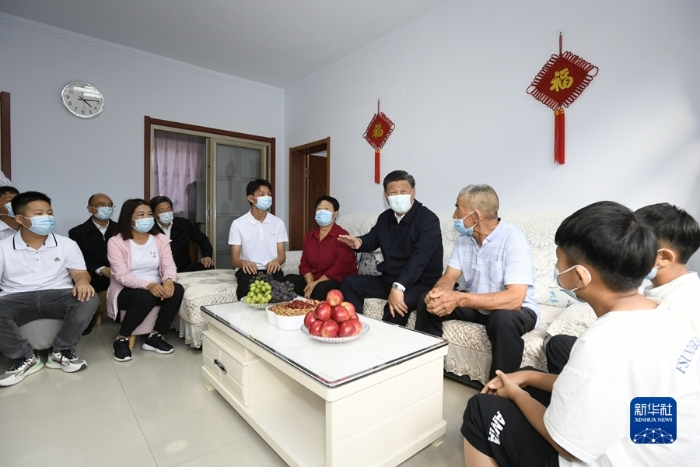 8月23日至24日，中共中央总书记、国家主席、中央军委主席习近平在河北省承德市考察。这是24日下午，习近平在双滦区偏桥子镇大贵口村同村民霍金一家人亲切交谈。新华社记者 李学仁 摄