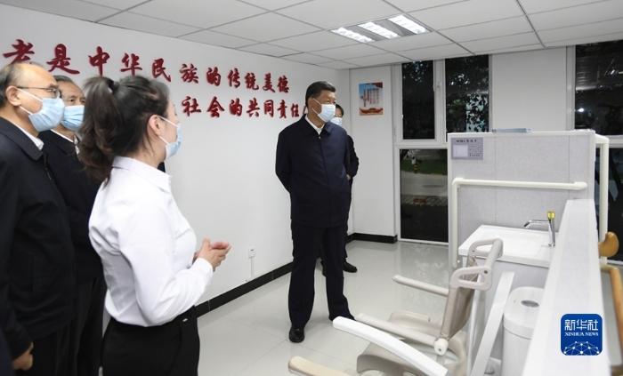 8月23日至24日，中共中央总书记、国家主席、中央军委主席习近平在河北省承德市考察。这是24日下午，习近平在承德市高新区滨河社区居家养老服务中心察看适老化改造等项目。新华社记者 李学仁 摄