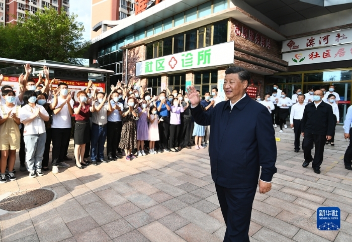 8月23日至24日，中共中央总书记、国家主席、中央军委主席习近平在河北省承德市考察。这是24日下午，习近平在承德市高新区滨河社区考察时，向社区居民挥手致意。新华社记者 谢环驰 摄