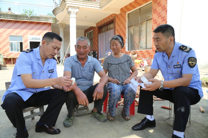 图为该局会龙市场监管所监管人员向群众宣传安全用药常识。