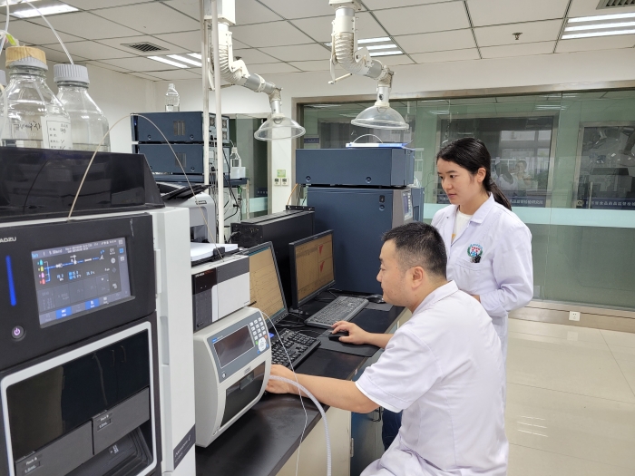 图为陕西省食品药品检验研究院技术人员进行合成着色剂的检测。