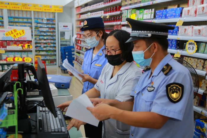 图为该局琥珀所执法人员在一家药品零售店检查。
