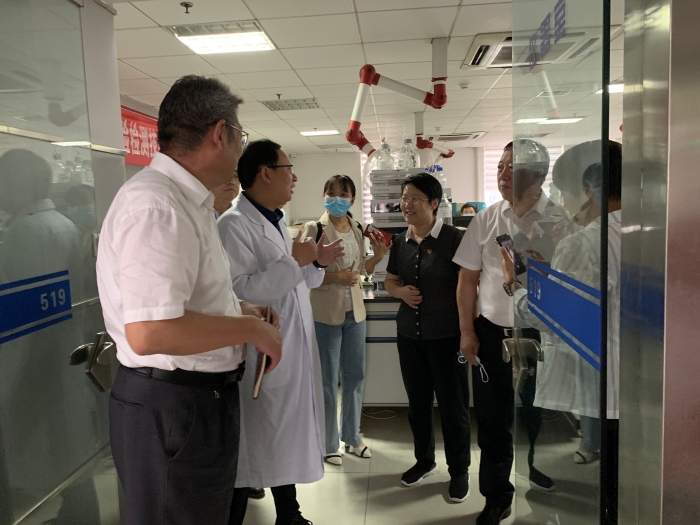图为与会人员参观山东省食药检院实验室。（齐桂榕 摄）1