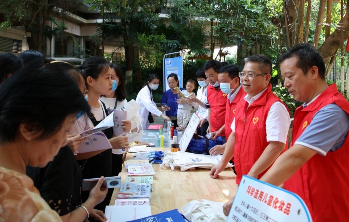 图为广西药监局党组书记、局长黄琛（右二）带领监管人员在为社区群众宣讲安全用药知识。（程奇 摄）