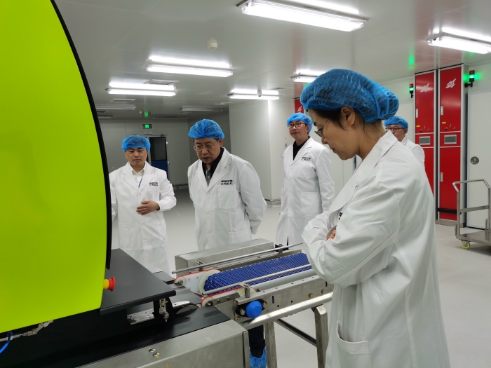 图为吉林省药监局党组成员、副局长姜国明带队检查疫苗生产企业。
