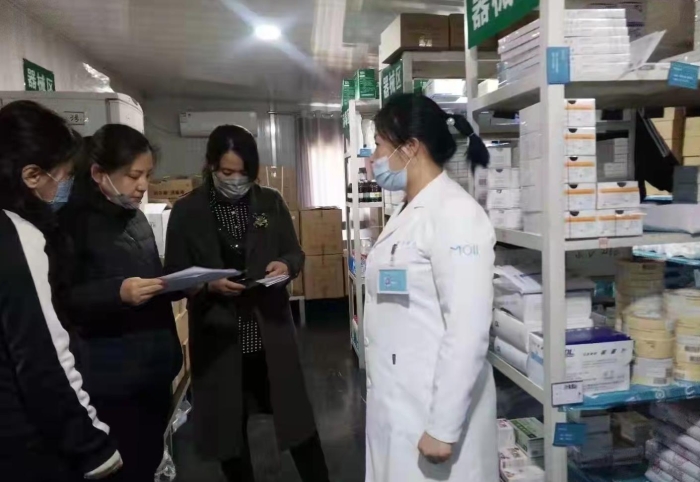图为执法人员检查企业。
