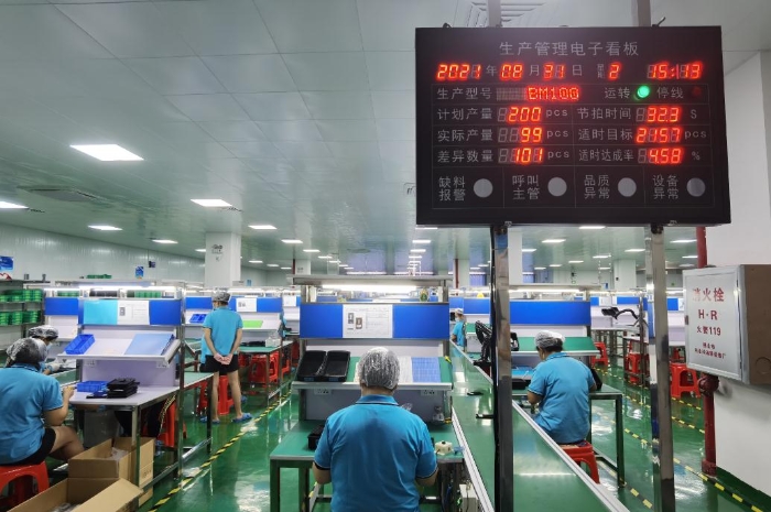 在忻城县医疗器械产业园的开蒙医疗洁净生产车间里，员工在生产线上做智能血压计的装配、标定和检测。