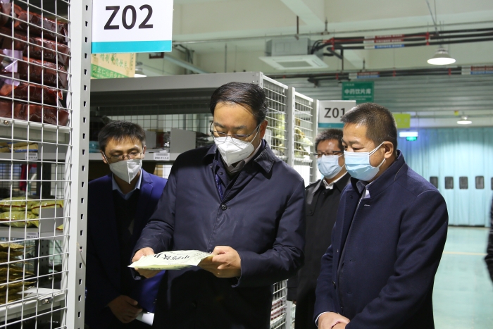 图为甘肃省副省长张世珍在德生堂医药科技集团有限公司药品库房查看防疫用药品储备、配送情况。