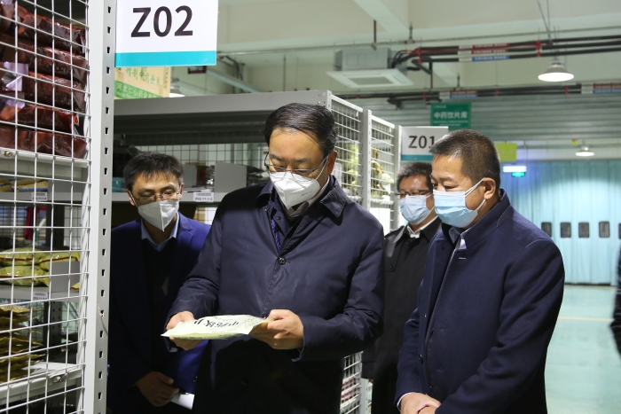 图为甘肃省副省长张世珍在德生堂医药科技集团有限公司药品库房查看防疫用药品储备、配送情况。 图为甘肃省副省长张世珍在德生堂医药科技集团有限公司药品库房查看防疫用药品储备、配送情况。
