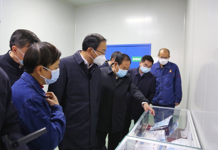 图为甘肃省副省长张世珍在兰州宝石花医疗器械有限公司查看医用口罩等防疫物资生产、储备情况。 图为甘肃省副省长张世珍在兰州宝石花医疗器械有限公司查看医用口罩等防疫物资生产、储备情况。