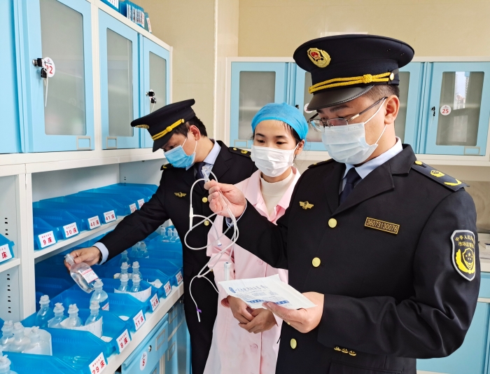 图为11月8日执法人员在一家乡镇卫生院检查无菌和植入性医疗器械。