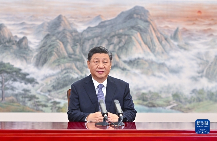 11月11日，国家主席习近平应邀在北京以视频方式向亚太经合组织工商领导人峰会发表题为《坚持可持续发展 共建亚太命运共同体》的主旨演讲。新华社记者 李学仁 摄