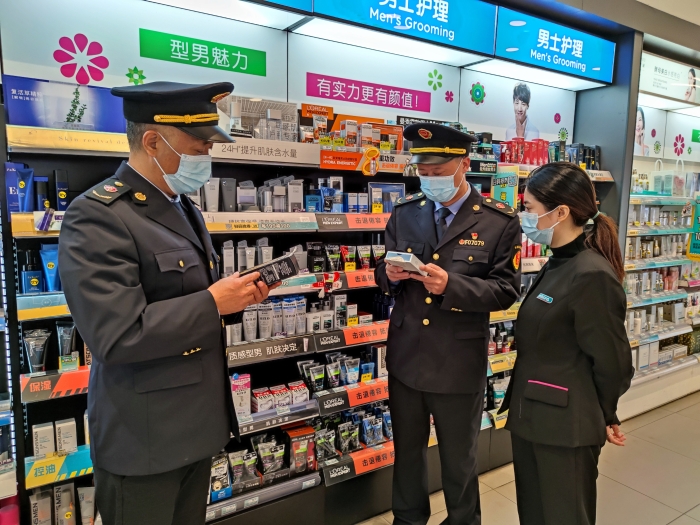 图为执法人员在一家化妆品专卖店检查。