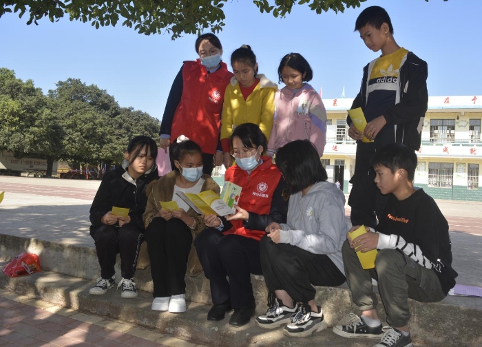 图为该局志愿者们在燕塘镇镇聚义完小对学生讲解常见家庭用药知识。