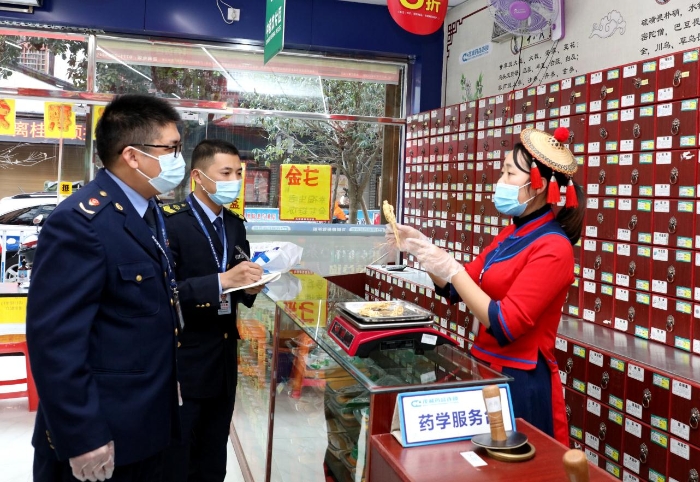 图为监管人员深入环江毛南族自治县检查道地药材质量安全。