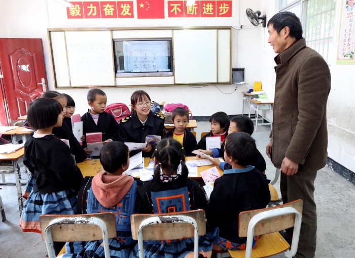 图为，12月22日，南丹县市场局组织监管人员给八圩瑶族乡塘浪小学的师生们传授药品安全知识。