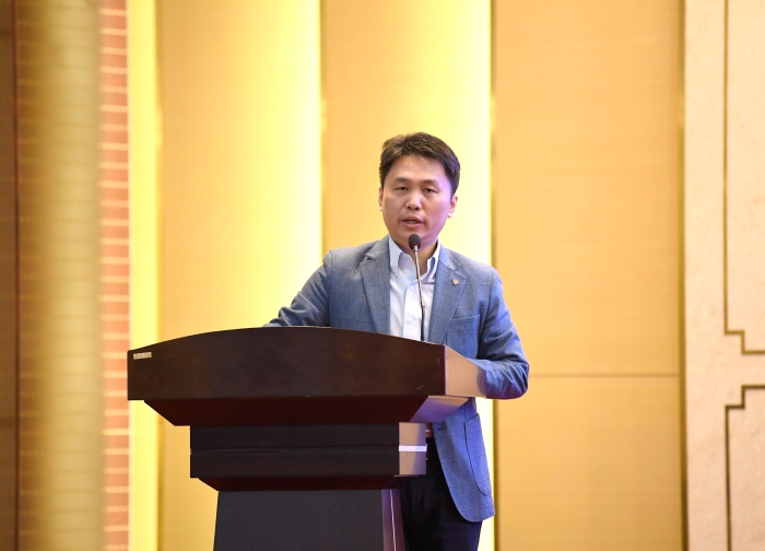 中国经济时报党委书记、社长、总编辑王辉在大会上交流发言。
